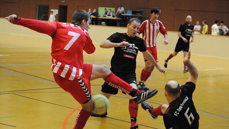 Leidenschaftlich, aber auch fair ging es beim TSV Münnerstadt zur Sache. Auf unserem Bild nimmt es der Rannunger Marcel Döll mit den Reichenbachern Markus Bach und Benjamin Back (rechts) auf. Foto: Hopf
