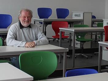 ,,Hier ist es schön.'' Der Eltmanner Realschulleiter Hendryk Heckl im Vorbereitungsraum Chemie, der in dem 2011 errichteten Anbau liegt.