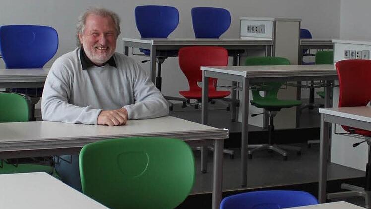 ,,Hier ist es schön.'' Der Eltmanner Realschulleiter Hendryk Heckl im Vorbereitungsraum Chemie, der in dem 2011 errichteten Anbau liegt.
