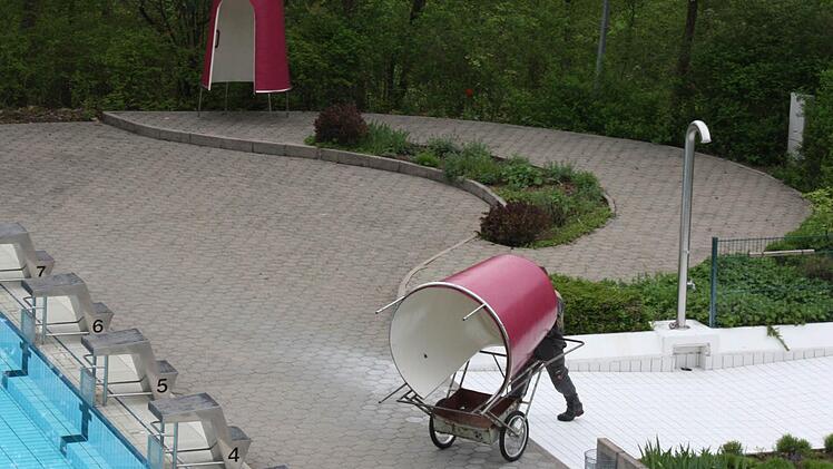 Bernd Riep bringt Umkleidekabinen an ihren Platz.