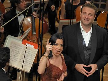Mario, Mario! Tosca (Alex Penda) macht Cavaradossi (Joseph Calleja) eine Eifersuchtsszene, als sie bemerkt, dass die Maria Magdalena auf dem - imaginären - Altarbild, das er gemalt hat, ihrer vermeintlichen Nebenbuhlerin auffallend gleicht. Foto: Ahnert