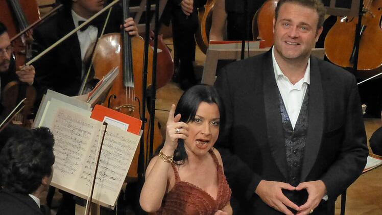 Mario, Mario! Tosca (Alex Penda) macht Cavaradossi (Joseph Calleja) eine Eifersuchtsszene, als sie bemerkt, dass die Maria Magdalena auf dem - imaginären - Altarbild, das er gemalt hat, ihrer vermeintlichen Nebenbuhlerin auffallend gleicht. Foto: Ahnert