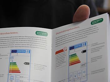 Energieberater Günther Liebert zeigt ein Heftchen der Deutschen Energie-Agentur, das dem Kunden die Energieeffizienz-Skala näher erläutern soll. Die Sache ist komplizierter als gedacht. Foto: Andreas Lösch