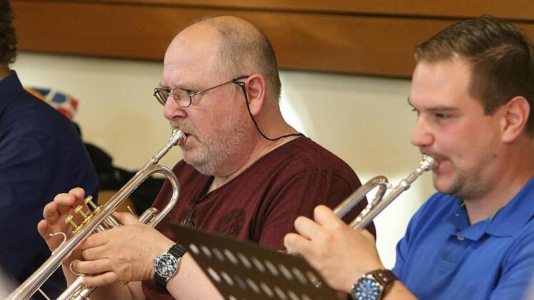 Intensiv bereitet sich das Orchester der "Musikfreunde Neustadt" auf sein Open-Air-Konzert am Sonntag (3. Juli) im Freibad vor.Foto: Jochen Berger