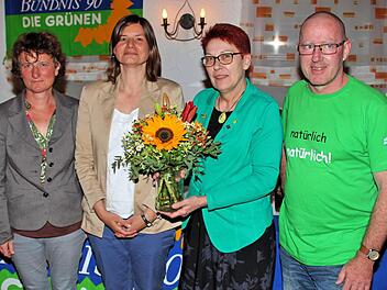 Manuela Rottmann (2. von links) wurde zur Bundestagskandidatin der Grünen im Wahlkreis Bad Kissingen gewählt. Links neben ihr die Vorsitzende des KreisverbandesRhön-Gradfeld, Birgit Zirkelbach. Rechts die Vorsitzende des Kreisverbandes Bad Kissingen, Monika Horcher und der Vorsitzende des Kreisverbandes Haßberge, Matthias Lewin. Foto: Dieter Britz