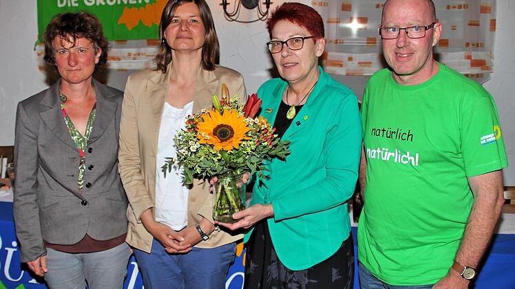 Manuela Rottmann (2. von links) wurde zur Bundestagskandidatin der Grünen im Wahlkreis Bad Kissingen gewählt. Links neben ihr die Vorsitzende des KreisverbandesRhön-Gradfeld, Birgit Zirkelbach. Rechts die Vorsitzende des Kreisverbandes Bad Kissingen, Monika Horcher und der Vorsitzende des Kreisverbandes Haßberge, Matthias Lewin. Foto: Dieter Britz