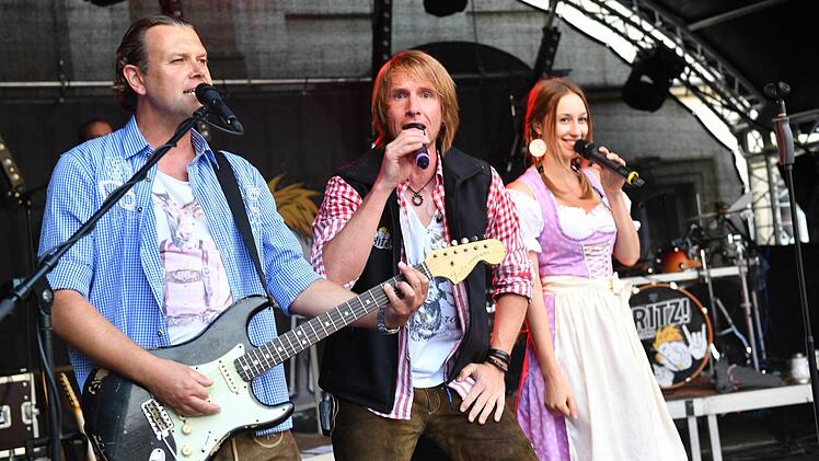 Tolle Musik, prima Sound, klasse Stimme: die Fritz Party Band.Foto: Ronald Rinklef