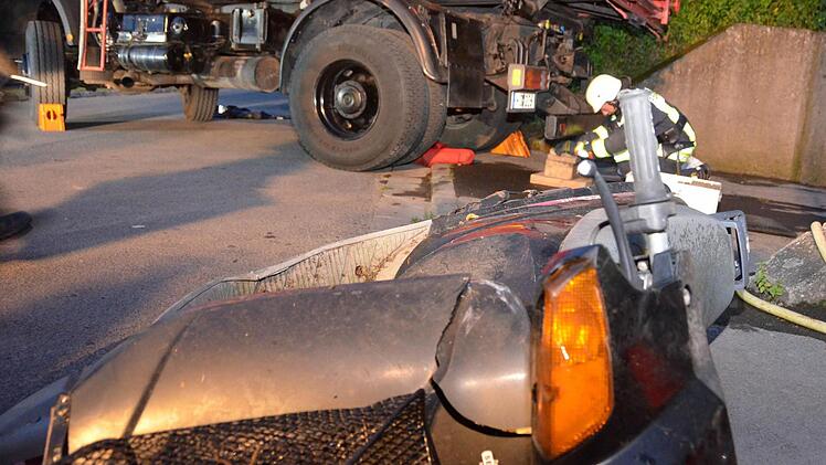 Unter realistischen Bedingungen übten die Feuerwehren aus Bad Kissingen, sowie Aschach und Oberthulba den Ernstfall.  Foto: Peter Rauch