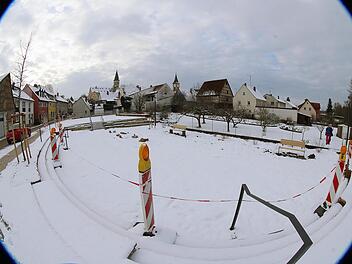 Der neue Festplatz in Poppenlauer ist noch immer nicht so, wie ihn sich Bürgermeister Matthias Klement wünscht. Trotzdem dürfen die Narren ihn in der kommenden Woche benutzen und dort ein Zelt aufstellen. Außerdem wurde er zum beschränkt öffentlichen Weg gewidmet. Foto:  Dieter Britz