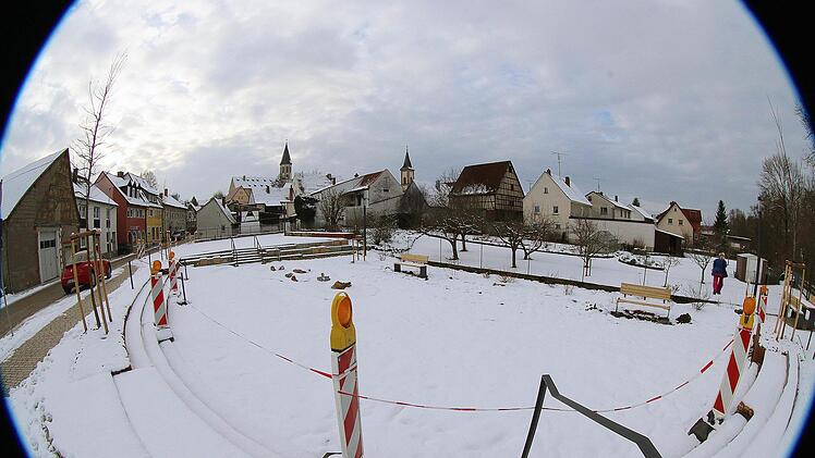 Der neue Festplatz in Poppenlauer ist noch immer nicht so, wie ihn sich Bürgermeister Matthias Klement wünscht. Trotzdem dürfen die Narren ihn in der kommenden Woche benutzen und dort ein Zelt aufstellen. Außerdem wurde er zum beschränkt öffentlichen Weg gewidmet. Foto:  Dieter Britz