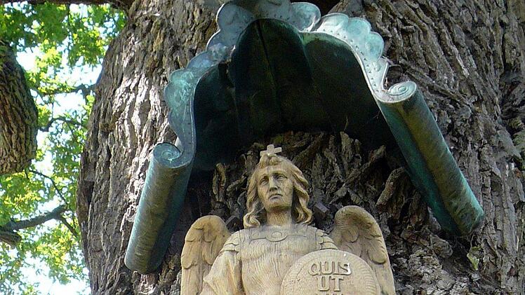 Kopie des von Josef Kirchner geschaffenen Erzengels Michael an der Bildeiche in Albertshausen; das original ist heute in der Albertshausener Pfarrkirche St. Michael. Repro: Sigismund von Dobschütz