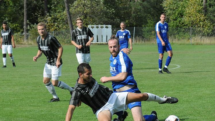 Die entschlossenere Figur gibt auf unserem Bild Benedikt Jammers vom VfR Sulzthal ab im Zweikampf mit Florian Fichtl vom BSC Lauter. Das Resultat von 4:1 passt damit zur Spielszene. ssp