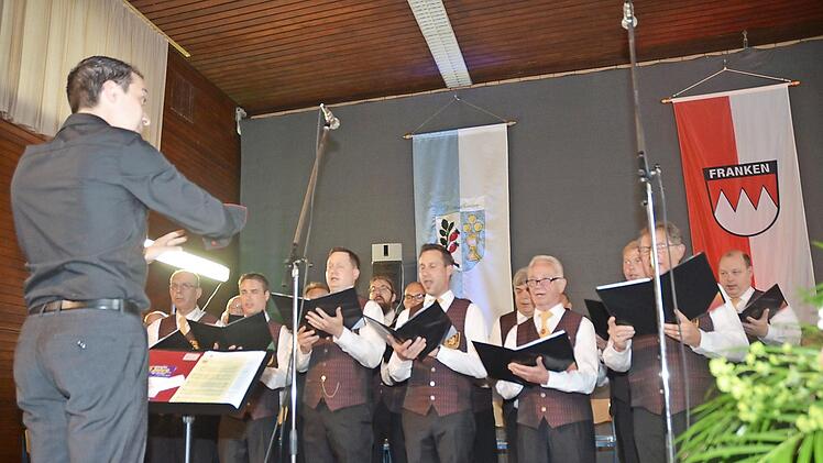Der Chor der Sängervereinigung "Edelweiß" Windheim lädt herzlich zum Freundschafts- und Unterhaltungsabend ein. Foto: K.- H. Hofmann