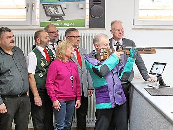 Mit drei Schüssen nahm Ehrenschützenmeister Karl Bauer die neue  Schießanlage des Schützenvereins Wannigtal Wermerichshausen offiziell im  Betrieb. Hinter ihm (von links) Sportreferent und Stadtrat Georg Heymann,  Wannigtal-Sportleiter Alexander Saal, Pfarrer Peter Rüb, Ortssprecherin  Ulla Müller, Vorstandssprecher Alfred Schlembach und Bürgermeister Helmut  Blank. Foto: Dieter Britz