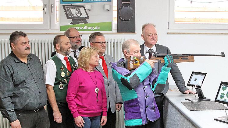 Mit drei Schüssen nahm Ehrenschützenmeister Karl Bauer die neue  Schießanlage des Schützenvereins Wannigtal Wermerichshausen offiziell im  Betrieb. Hinter ihm (von links) Sportreferent und Stadtrat Georg Heymann,  Wannigtal-Sportleiter Alexander Saal, Pfarrer Peter Rüb, Ortssprecherin  Ulla Müller, Vorstandssprecher Alfred Schlembach und Bürgermeister Helmut  Blank. Foto: Dieter Britz