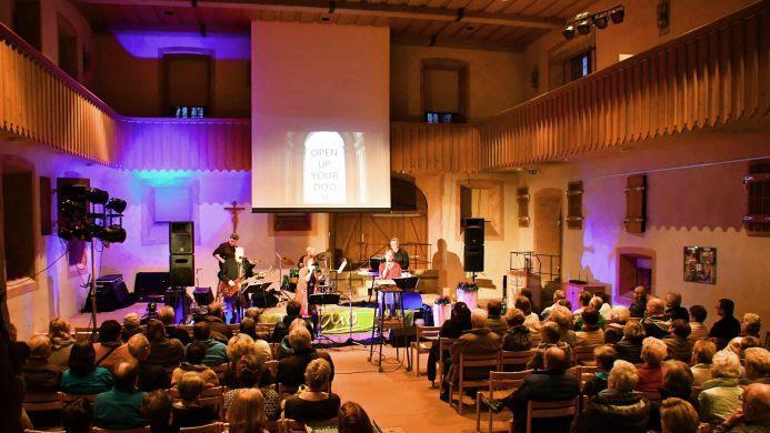 Im Abteigebäude in Maria Bildhausen war am Samstagabend die Kirchenband "Jericho" bei einem Benefizkonzert zu Gast. Sie begeisterte durch die Bandbreite ihrer Lieder, aber auch die damit verbundenen Gedanken. Foto: Hanns Friedrich