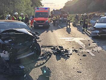 Die total zerst&ouml;rten Autos an der Unfallstelle auf der B&nbsp;173 Foto: News5/Ferdinand Merzbach