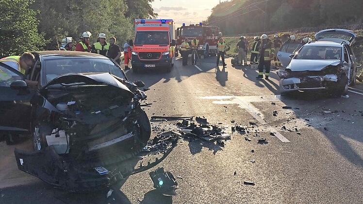 Die total zerst&ouml;rten Autos an der Unfallstelle auf der B&nbsp;173 Foto: News5/Ferdinand Merzbach