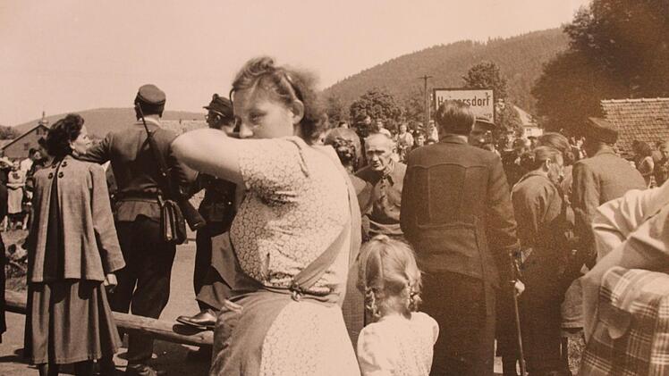 Der 3. Juni 1952 ging als "Schwarzer Donnerstag" in die Geschichte  von Heinersdorf, das in Thüringen liegt, ein. Nachdem die Menschen einen Umsiedlungsbescheid erhalten hatten, flüchteten sie in die BRD. Repro: Cindy Dötschel