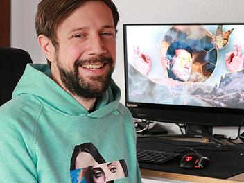 Markus Renninger entwirft die  Motive für seinen Online-Shop hauptsächlich am  PC. Benedikt Borst