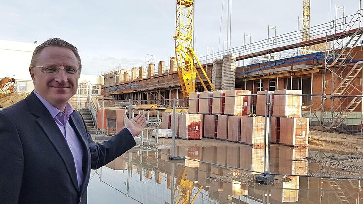 Schulleiter Martin Pöhner zeigt stolz den Baufortschritt am Gymnasium in Ebern. Ungefähr da, wo der Kran steht, wird der Haupteingang entstehen. Fotos: Eckehard Kiesewetter