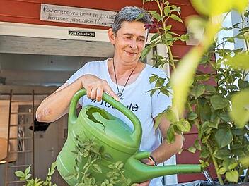 Ursula Schlicht hält das Tiny House für die  Gäste in Schuss  und pflegt die Rosen. Foto: Lea Schreiber
