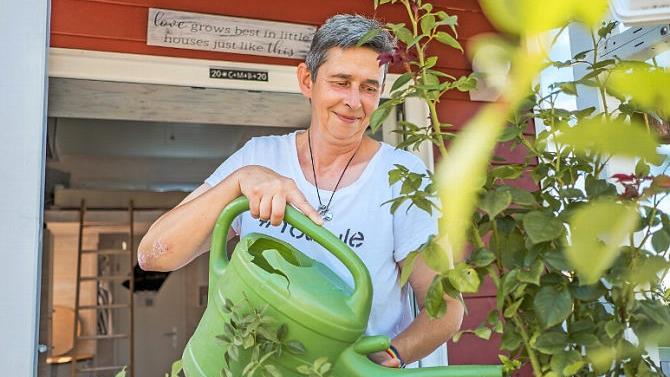 Ursula Schlicht hält das Tiny House für die  Gäste in Schuss  und pflegt die Rosen. Foto: Lea Schreiber