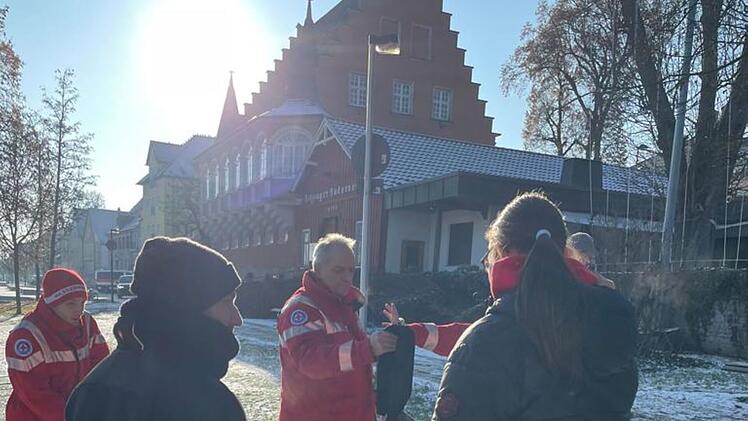 Kitzingen: Wasserwacht f&uuml;hrt Ausbildung im eiskalten Main durch - Rettung zwischen Eisschollen