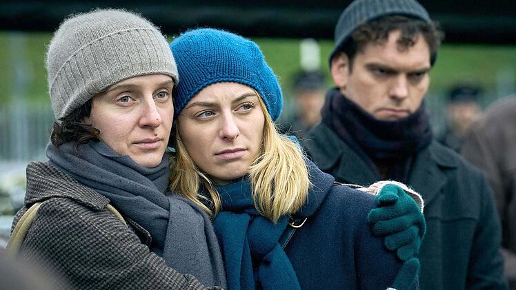 Etty (Julia Windischbauer, links) tr&ouml;stet ihre Freundin Lizzie (Claire Bender), die aus den von den Nazis besetzten Niederlanden fliehen will.