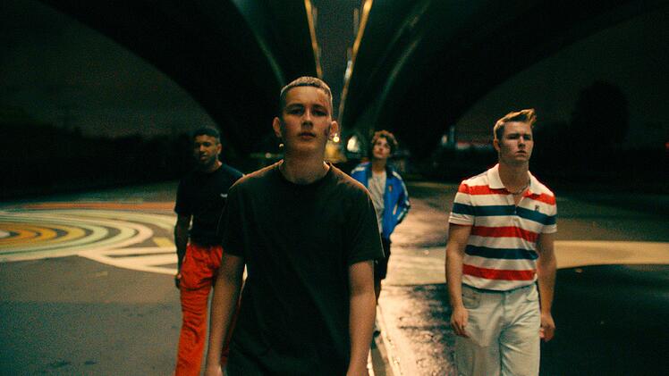 Die Freunde (von links) Sanchez (Aaron Maldonado-Morales), Lukas (Levy Rico Arcos), Gino (Rafael Luis Klein-He&szlig;ling) und Julius (Vincent Wiemer) machen die Stra&szlig;en von Neuk&ouml;lln unsicher.