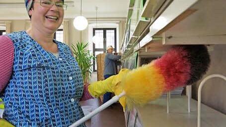 Grundschulleiterin Simone Albert und Konrektor Christoph-Rupert Schneider reinigen das Zeitschriftenregal. Fotos: Arkadius Guzy