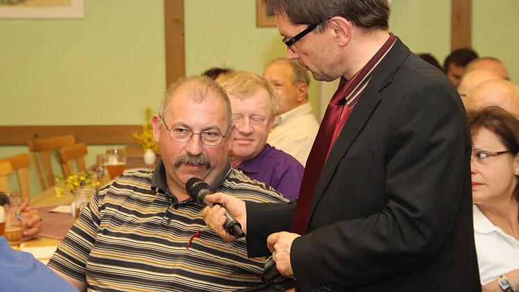 Der Lehenthaler Ortssprecher Willi Rehm beklagt im Gespräch mit BR-Redaktionsleiter Alexander Müller den schlechten Zustand der Straße von Höferänger über Lehenthal nach Grafendobrach. Stellenweise habe sich die Straße gesenkt und es gebe jede Menge Schlaglöcher. Fotos: Sebastian Martin