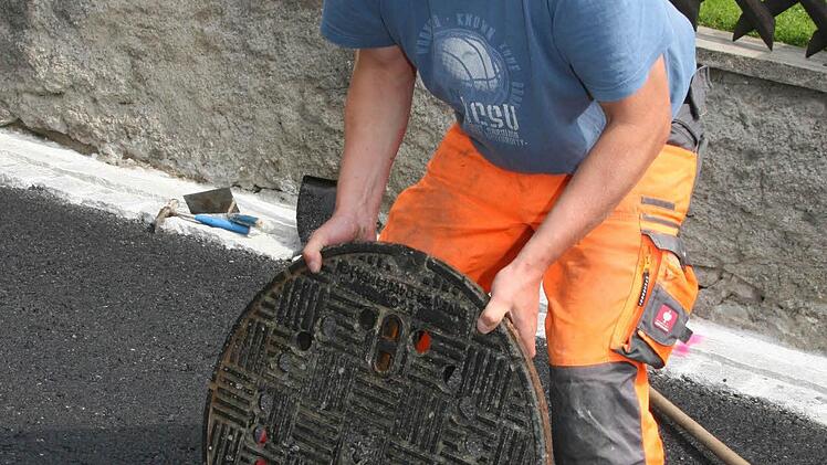 Heiko Kürschner und die gleichnamige Baufirma Kürschner kümmern sich um den Untergrund. Denn natürlich wurden auch Abwasser- und Wasserleitungen im Zuge der großen Sanierungsmaßnahme ertüchtigt.