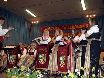 Jugendlicher Elan und Enthusiasmus, dazu die Erfahrung der Älteren - das macht die Qualität der Kapelle des MV Steinwiesen aus.  Foto: Deuerling f