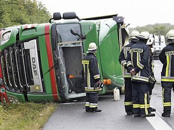 Auf die linke Seite war der Sattelzug gefallen. Ein Großaufgebot an Einsatzkräften wirkte bei den Bergungsarbeiten mit.  Foto: Matthias Hoch
