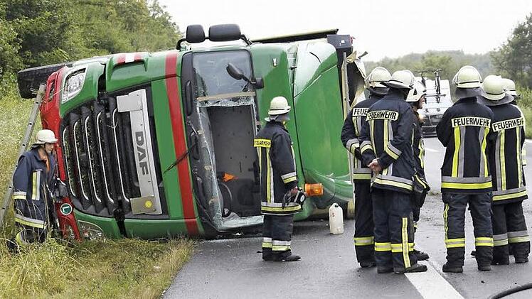 Auf die linke Seite war der Sattelzug gefallen. Ein Großaufgebot an Einsatzkräften wirkte bei den Bergungsarbeiten mit.  Foto: Matthias Hoch
