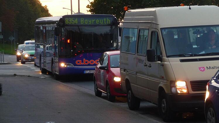 Besonders wenn Busse oder Lastwagen kommen, zwickt's. Foto: Rainer Ludwig
