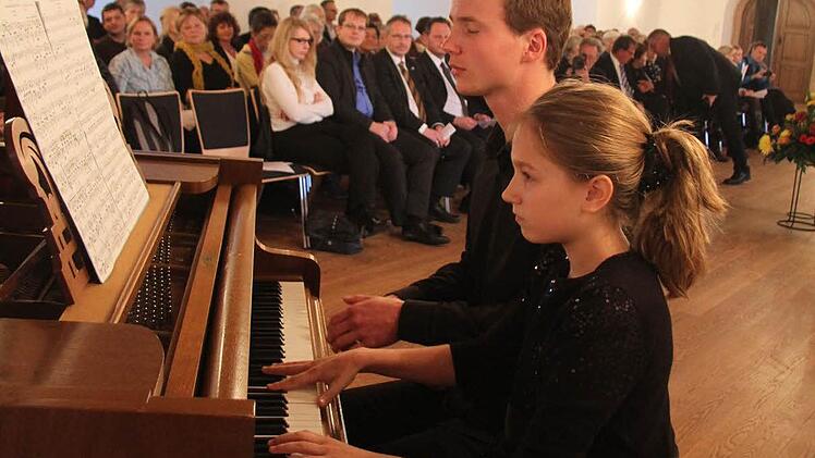 Leonie Neubauer und Dominik Herbst bereicherten die Vernissage des Künstlerherbstes mit gekonnter Klaviermusik. Foto: Sonja Adam