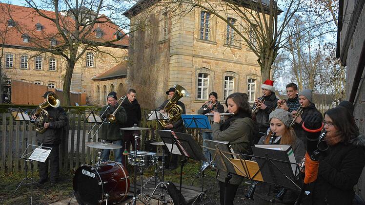 Jedes Jahr werden die Besucher mit einem Standkonzert heimischer Musikgruppen unterhalten.