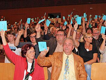 Bei der Bürgerversammlung zückten 98 Prozent der stimmberechtigten Anwesenden ihre blauen Stimmkarten für den Erhalt und die Sanierung des Hallenbades. Foto: Dieter Britz
