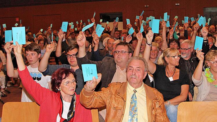 Bei der Bürgerversammlung zückten 98 Prozent der stimmberechtigten Anwesenden ihre blauen Stimmkarten für den Erhalt und die Sanierung des Hallenbades. Foto: Dieter Britz