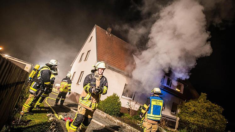 Mit vereinten Kräften gelang es den Feuerwehren Lanzendorf, Himmelkron und Gefrees das Haus in der Lindenstraße zu retten.  Foto: Alexander Muck