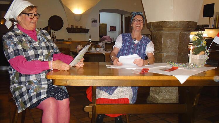 Büttenrednerinnen (v.l.) Gabi Knoch und Ines Haupt Foto: Anneliese Albert