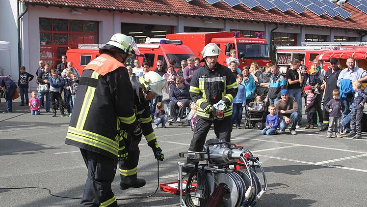 Die Unfallszenarien, die sich die Feuerwehr Kulmbach für den Tag der offenen Tür ausgedacht hatte, zogen die Zuschauer in ihren Bann.Sonny Adam
