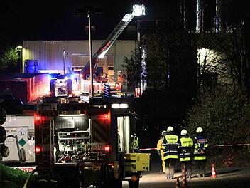 Großalarm in einer Recyclingfirma  im Kreis Coburg: 150  Einsatzkräfte waren am Donnerstagabend in Rödental im Einsatz. Giftige Gase traten aus.  Foto: NEWS5 / Merzbach