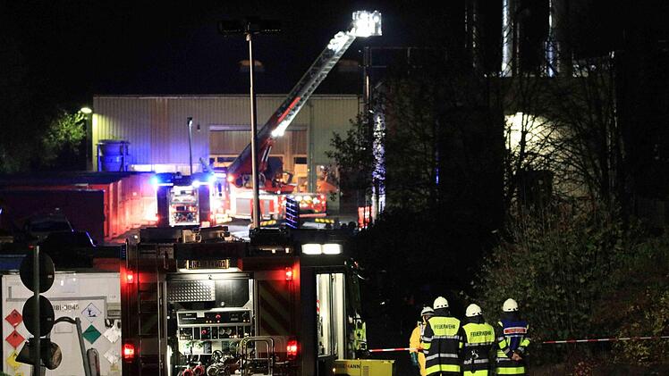 Großalarm in einer Recyclingfirma  im Kreis Coburg: 150  Einsatzkräfte waren am Donnerstagabend in Rödental im Einsatz. Giftige Gase traten aus.  Foto: NEWS5 / Merzbach