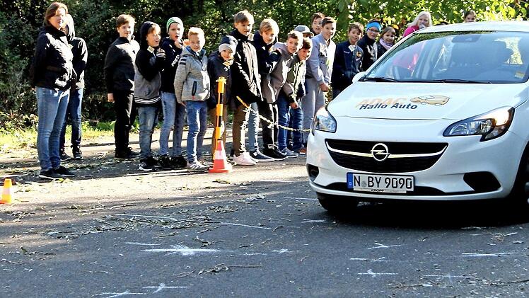 Ui, das Auto ist ganz schön schnell, und selbst nach dem Bremsen fährt es noch über die weißen Kreuze auf dem Boden: symbolisch für die Kinder. Mit 50 Stundenkilometern schlitterte der Wagen an den von den Kindern mit Kreide aufgezeigten Haltepunkten vorbei. Ein besonderer Lerneffekt war das für manches Kind, das den Anhalteweg eines Fahrzeuges jetzt genau sehen konnte. Foto: Günther Geiling