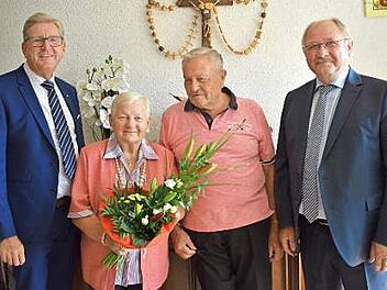 Dem Jubelpaar gratulierten u. a. Bürgermeister Heinz Richter (links) und stellvertretender Landrat Otto Siebenhaar. Foto: Petra Malbrich