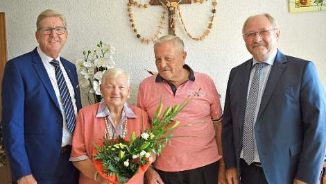 Dem Jubelpaar gratulierten u. a. Bürgermeister Heinz Richter (links) und stellvertretender Landrat Otto Siebenhaar. Foto: Petra Malbrich