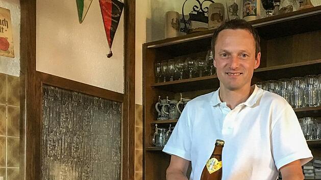 In seiner Freizeit ist Stadelhofens Bürgermeister Volker Will gerne Wirt in seinem Wirtshaus in Wölkendorf. Foto: Anette Schreiber